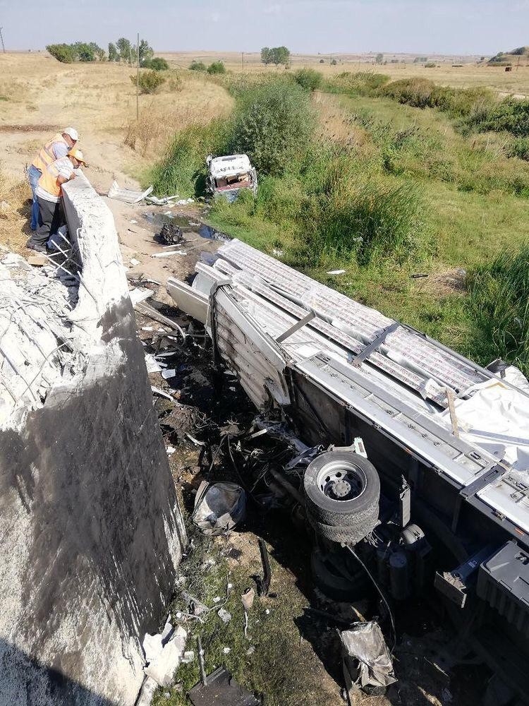 Edirne’de tır şarampole yuvarlandı: 1 yaralı