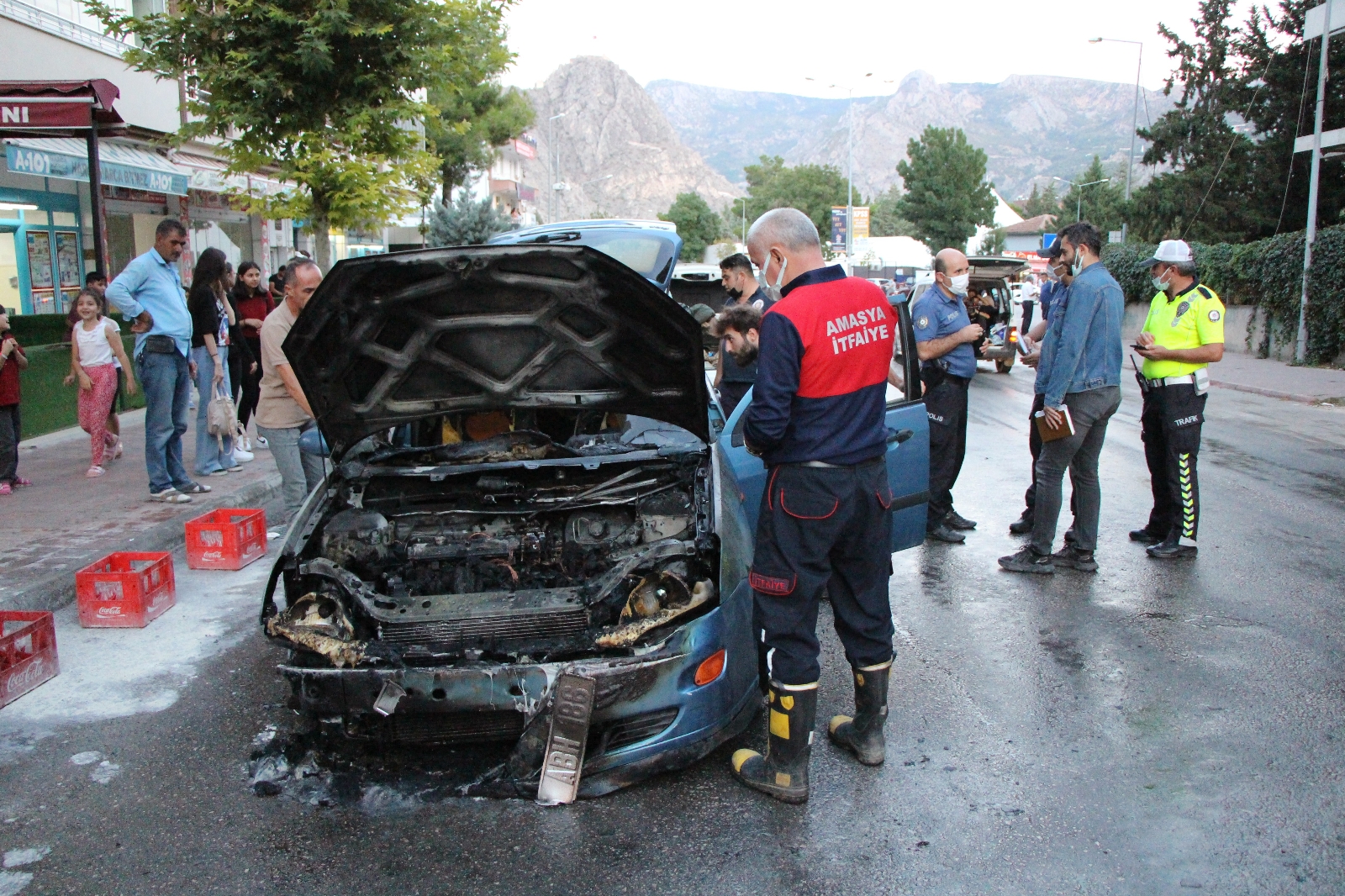 Amasya’da seyir halindeki otomobil alev alev yandı
