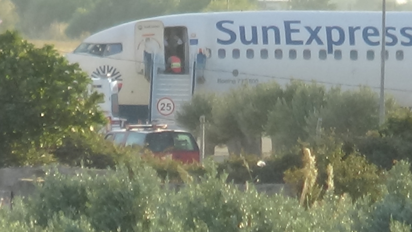 Yolcusu Kalp Krizi Geçiren Uçak Edremit’e Acil İniş Yaptı