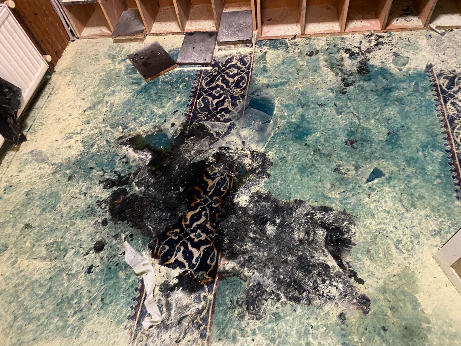 Kadıköy’de Tarihi Cami Kundaklandı, O Anlar Kameraya Yansıdı