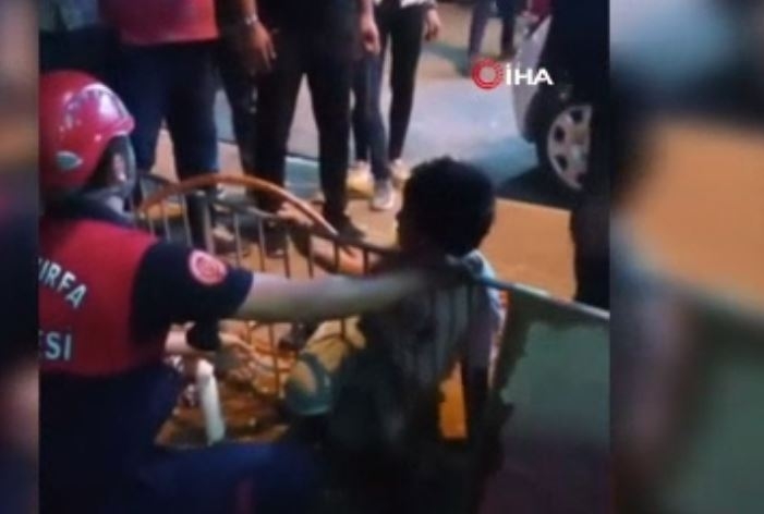 Oyun Oynarken Demir Korkuluğa Sıkıştı, Yardımına İtfaiye Yetişti