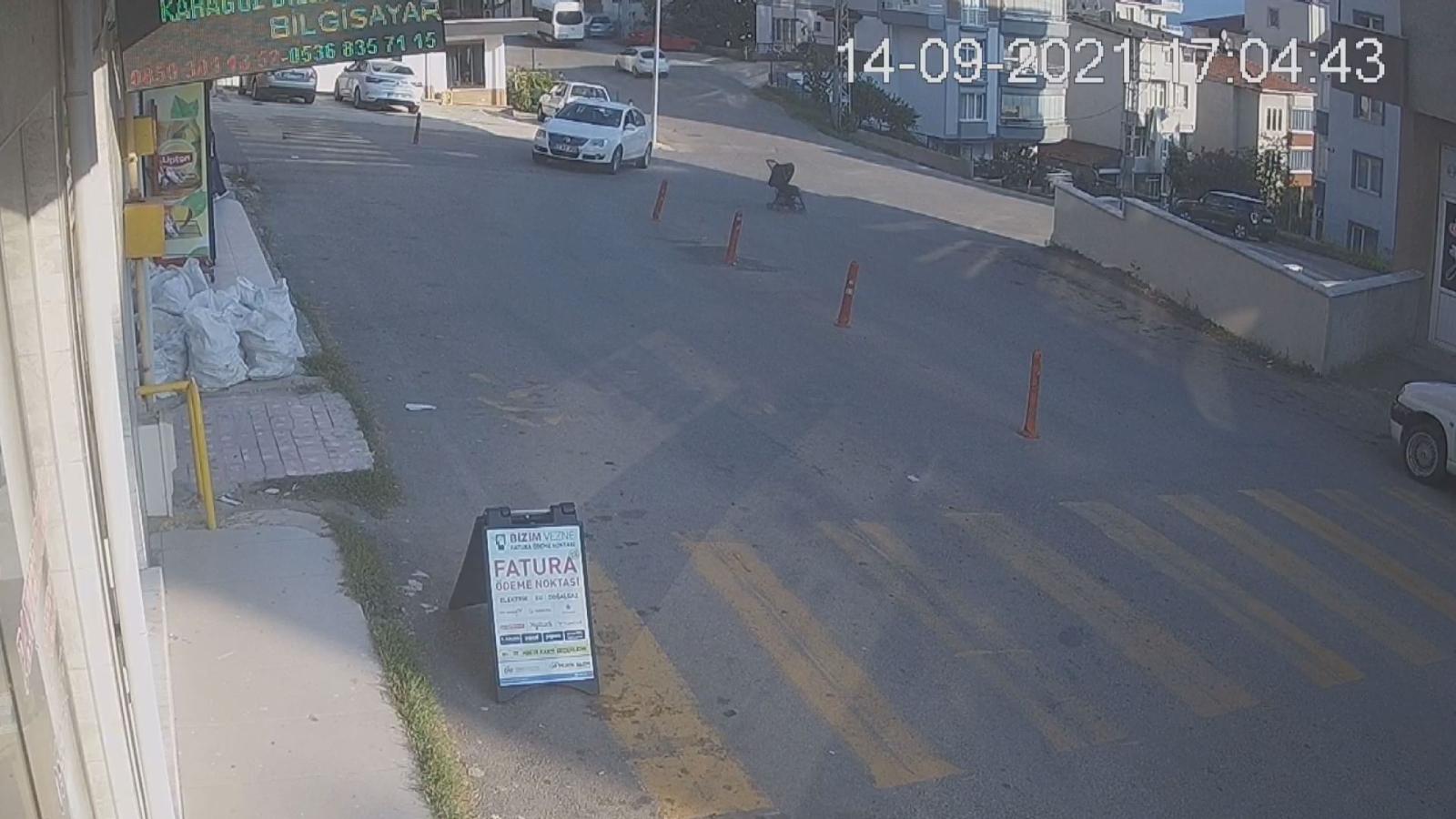 Sinop’ta dehşet anları: Yokuş aşağı kayan bebek arabası apartman bahçesine düştü