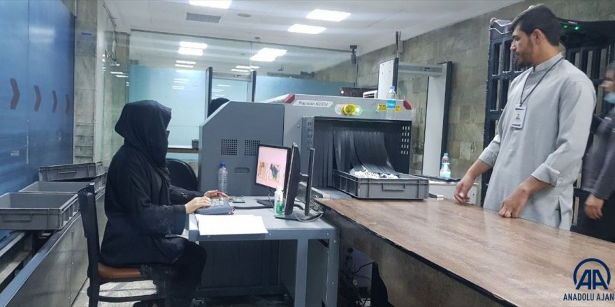 Kabil'de havalimanında çalışan kadınlar, tekrar iş başı yaptı