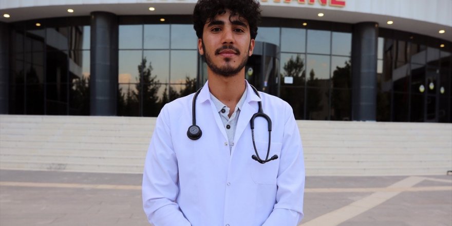 Önce oranın inşaat işçisiydi şimdi ise tıp öğrencisi oldu