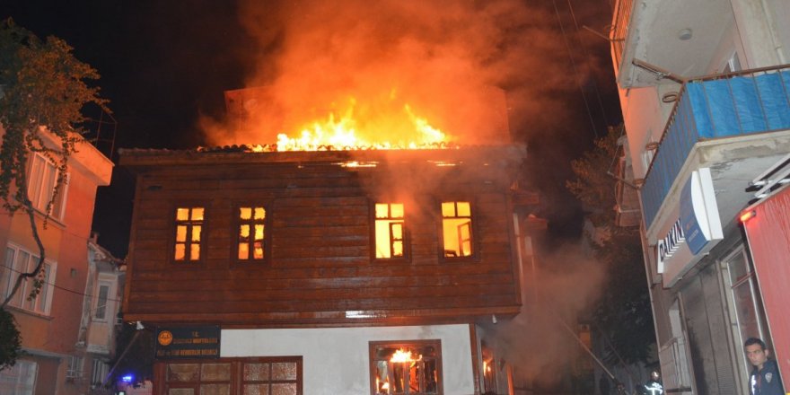 Afyonkarahisar’da, tarihi konak alevlere teslim oldu