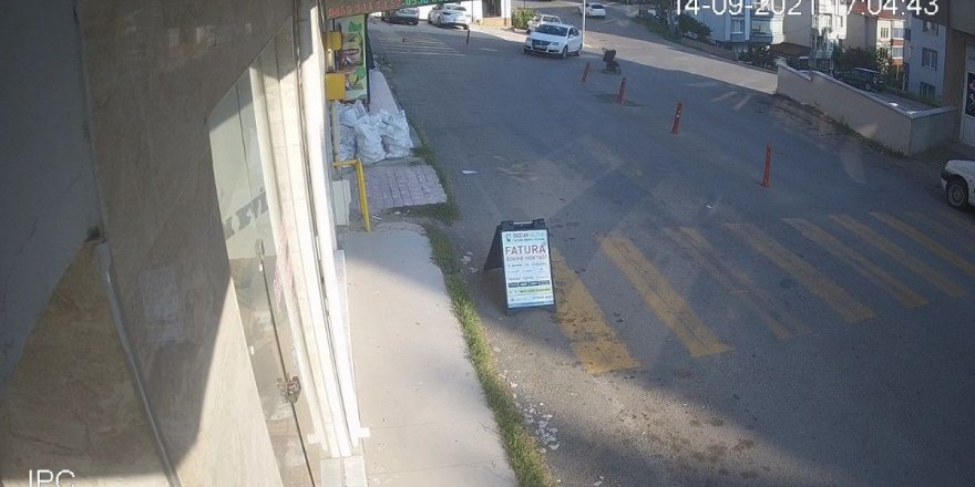 Sinop'ta  bebek arabası yokuştan kayıp, 3 metreden düştü