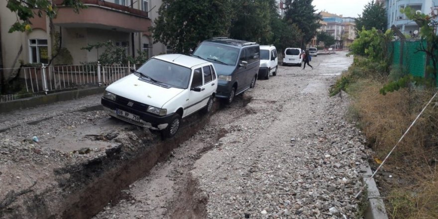 Ankara’da tır demir bariyerlere çarptı: 1 yaralı