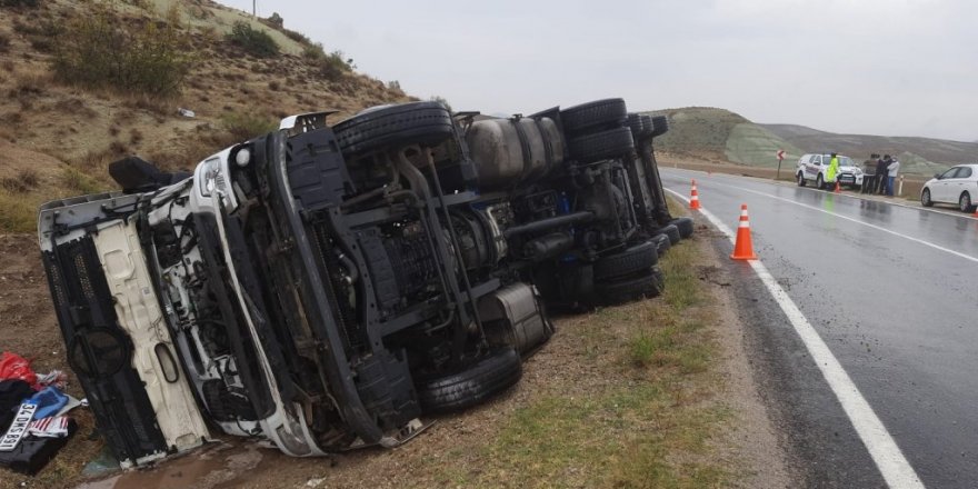 Başkent’te tır devrildi: 1 ölü
