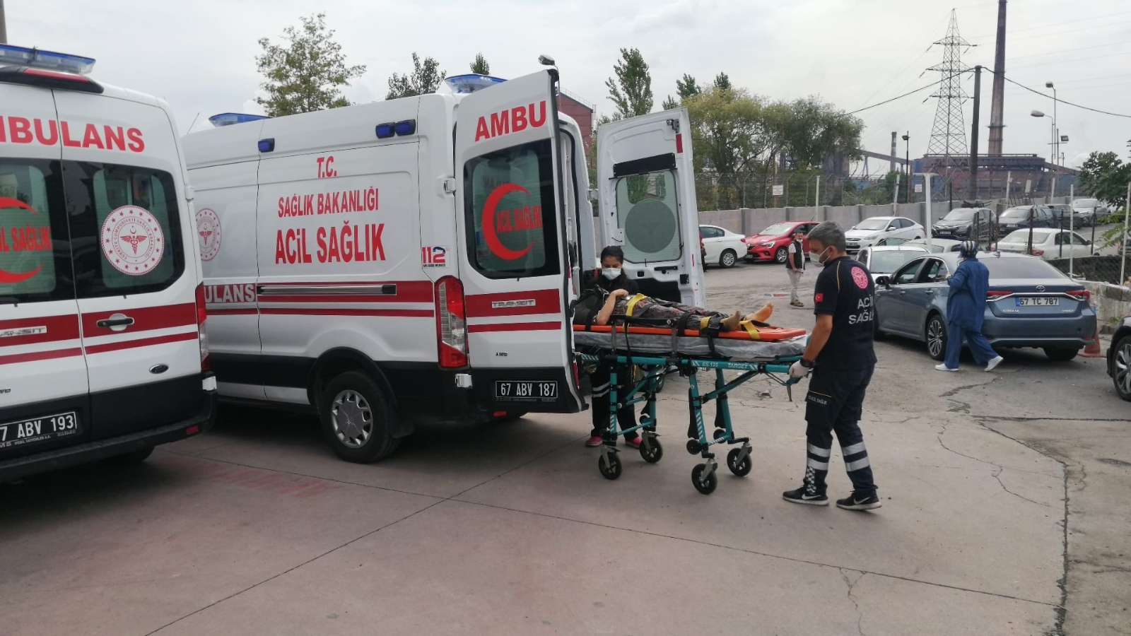 Otomobiller kafa kafaya çarpıştı: 3 yaralı