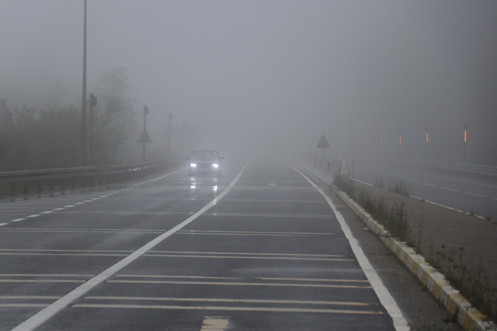 Bolu Dağı’nda Yoğun Sis Görüş Mesafesini 20 Metreye Düşürdü