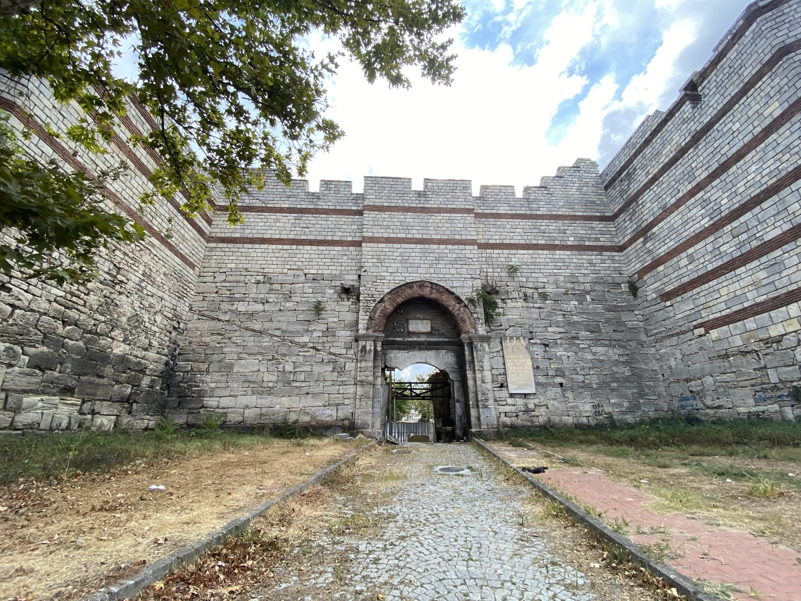 Fatih Sultan Mehmet’in Ordusunun İstanbul’a Girdiği Kapı Madde Bağımlıları Ve Evsizlere Mesken Oldu