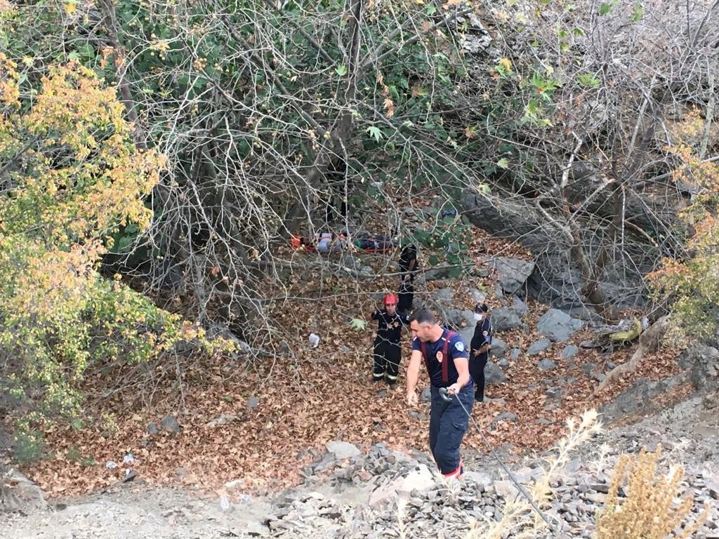 İhtiyaç Gidermek İsterken Uçurumdan Yuvarlandı