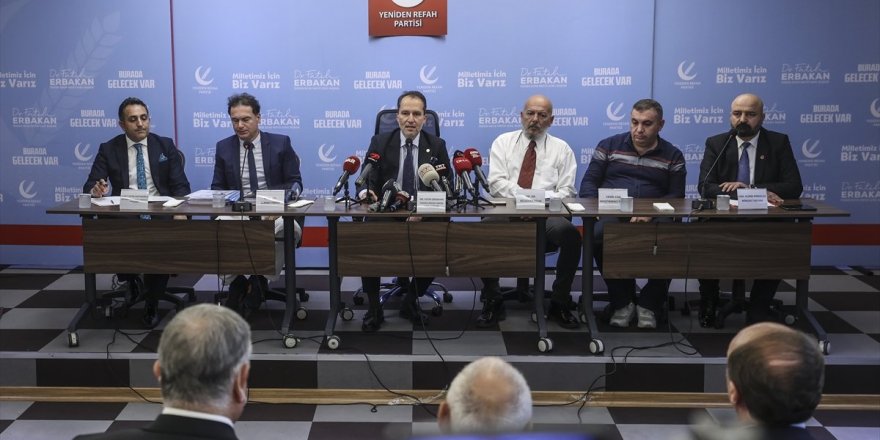 Fatih Erbakan, basın toplantısına doktorlarla çıktı