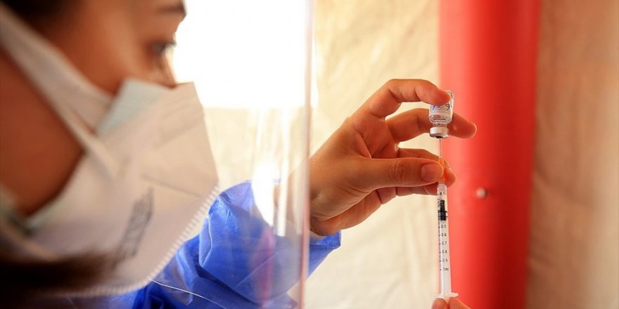 Kovid-19 Bilim Kurulu Üyesi Prof. Dr. Şener'den 'Delta Plus'a Karşı Aşılarınızı Tamamlayın' Uyarısı