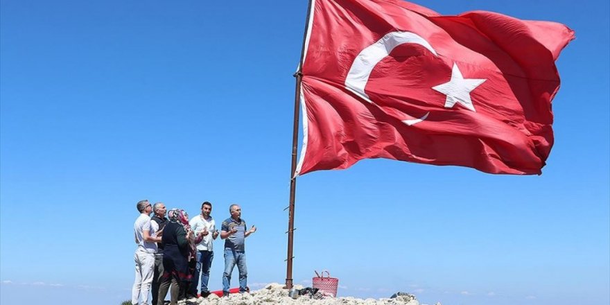 Ilgaz'ın Zirvesindeki Bayrak Nöbetini 24 Metrekarelik Bayrakla Sürdürdü