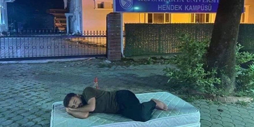 Ev kiralarına tepki için üniversite kapısına yatak koyup yattılar