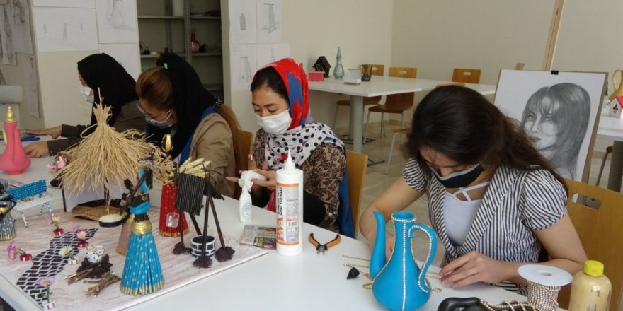Afgan 3 kız kardeş geri gönderme merkezinde el sanatı yapıyor