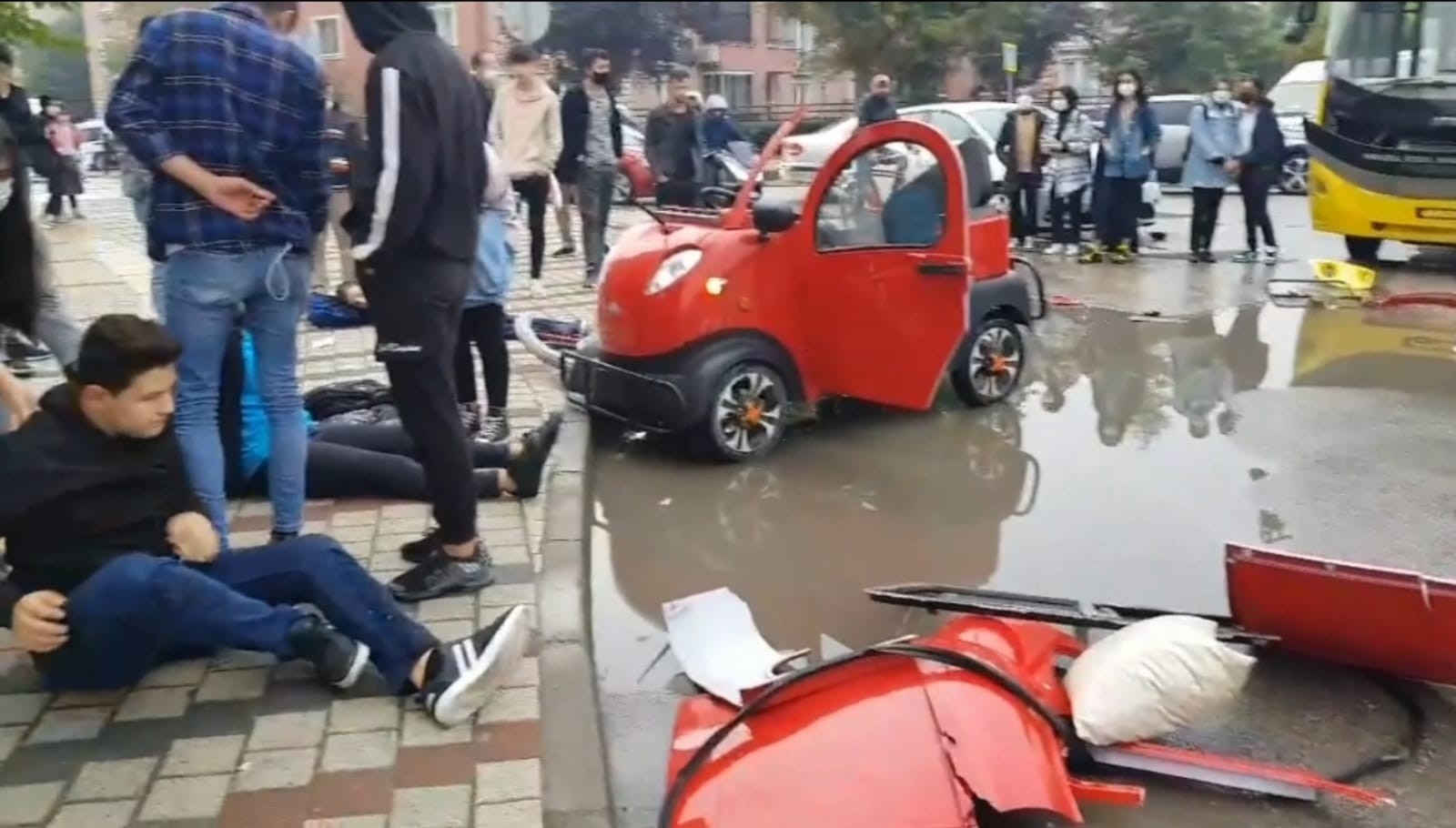 Halk Otobüsü İle Elektrikli Araç Çarpıştı: 3 Öğrenci Yaralandı