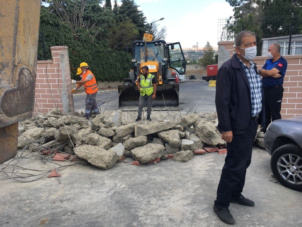 Beylikdüzü’nde site sakinlerinden "kapı yıkımına" tepki