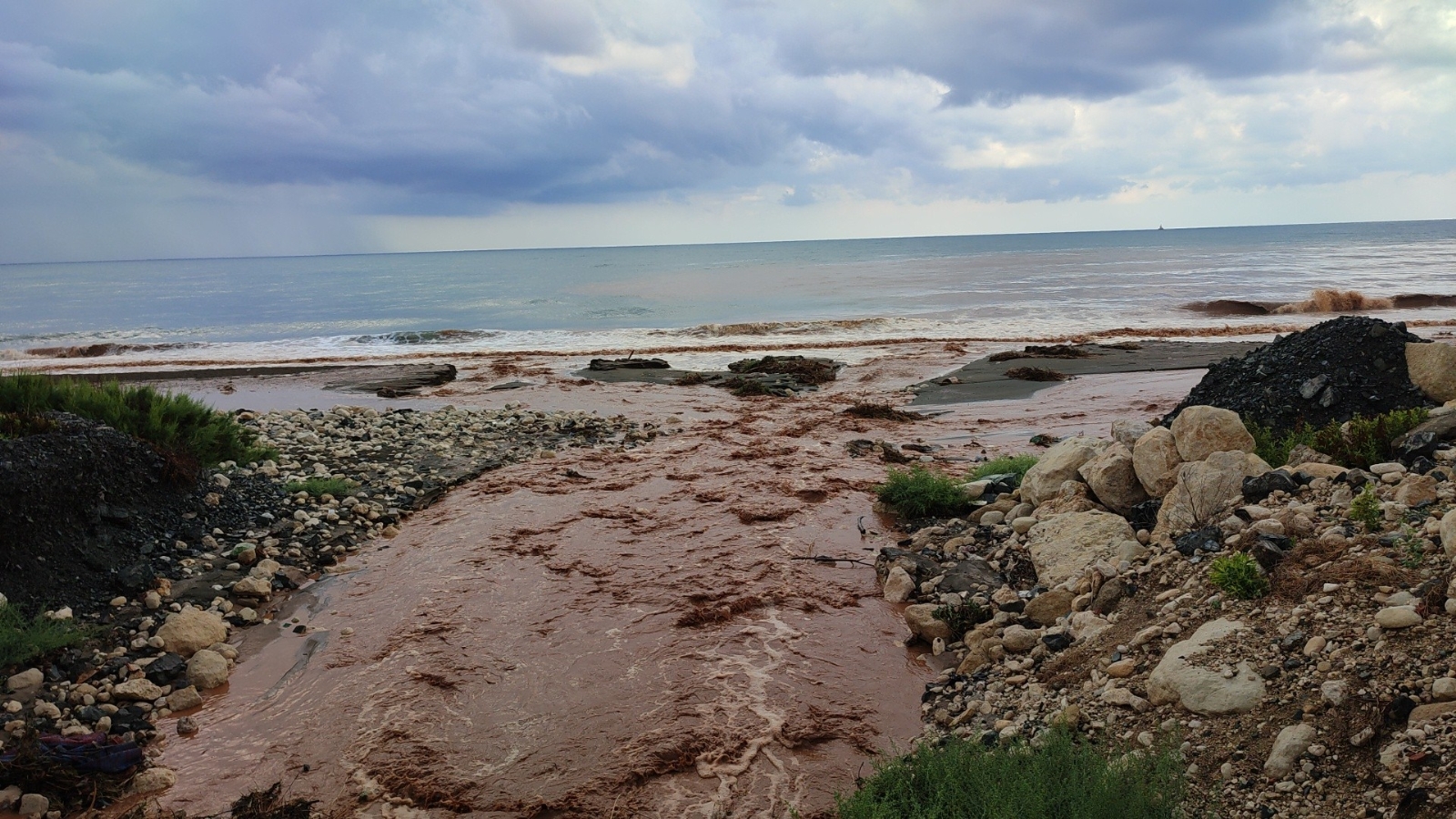 Fırtınada Telefon Direği Evin Üzerine Düştü