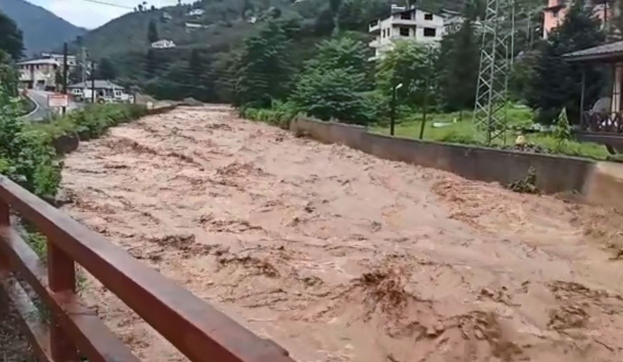 Giresun’da sağanak etkili oldu, dereler taştı