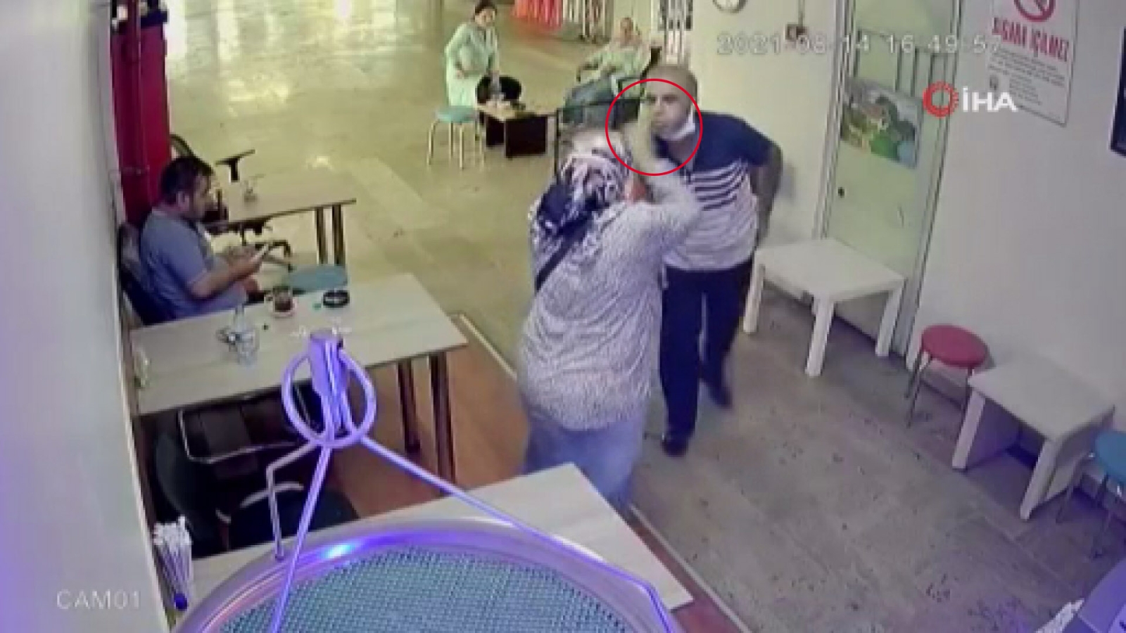 Şişli’de konuşmak için gelen eşini yüzüne tükürüp darp etti