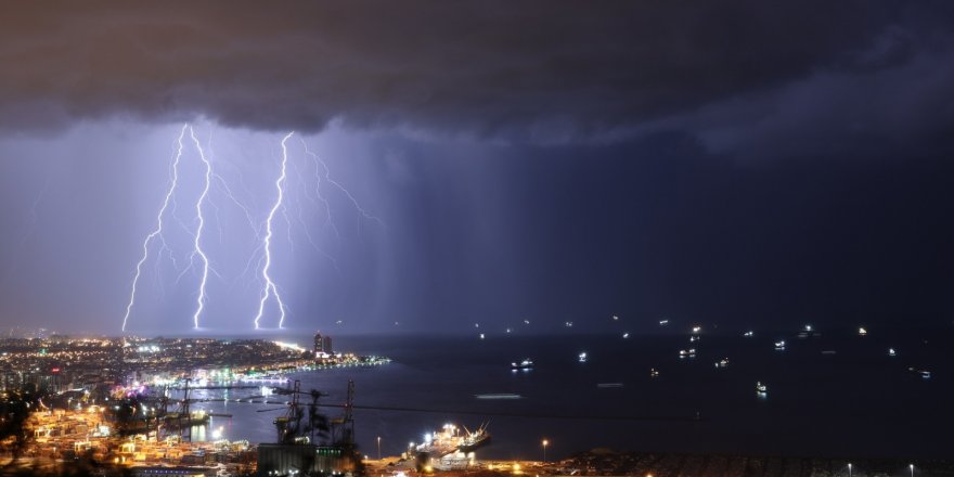 İskenderun’da şimşekler geceyi aydınlattı, sağanak hayatı felç etti