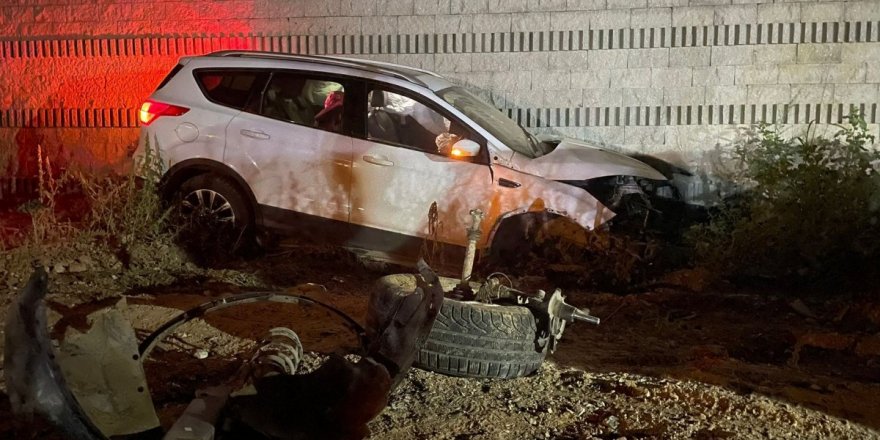 Bursa'da ciple duvara çarpan sürücü olay yerinden kaçtı