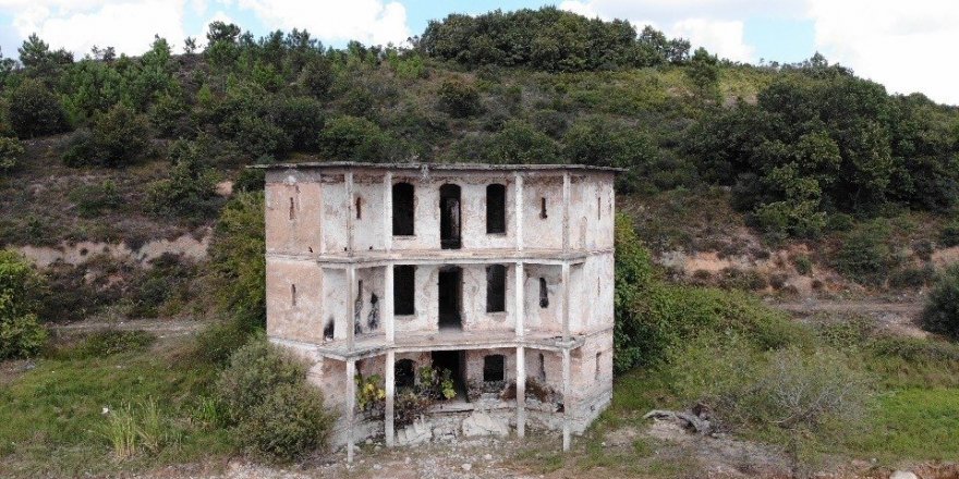 Pendik’te talan edilen tarihi konak havadan görüntülendi