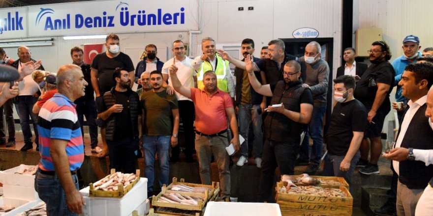 Sezonun ilk balık mezatı yapıldı, bir kasa barbun bin TL’ye satıldı