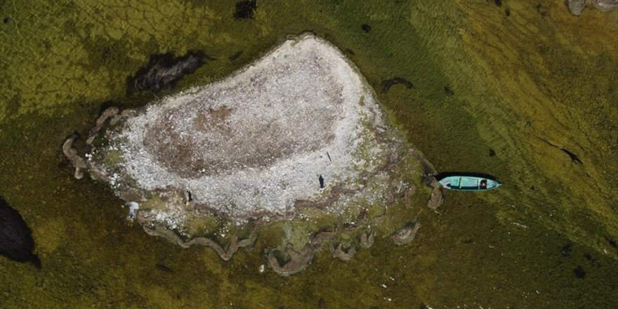 Beyşehir Gölü'nde Su Seviyesinin Düşmesiyle Adacıklar Ortaya Çıktı