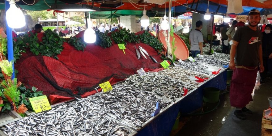 Hamsi 10 liraya düştü, marul fiyatları tavan yaptı
