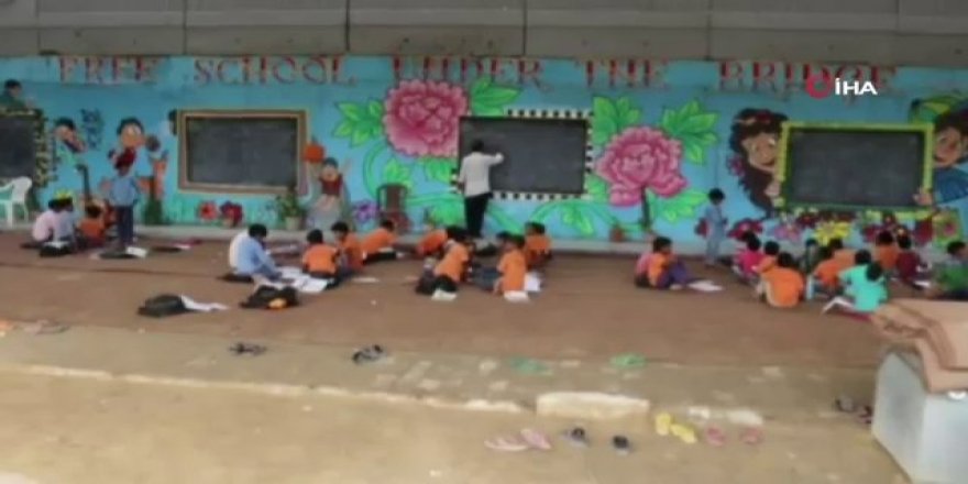 Hindistan’da ekonomik imkanları kısıtlı öğrencilere açık havada ders