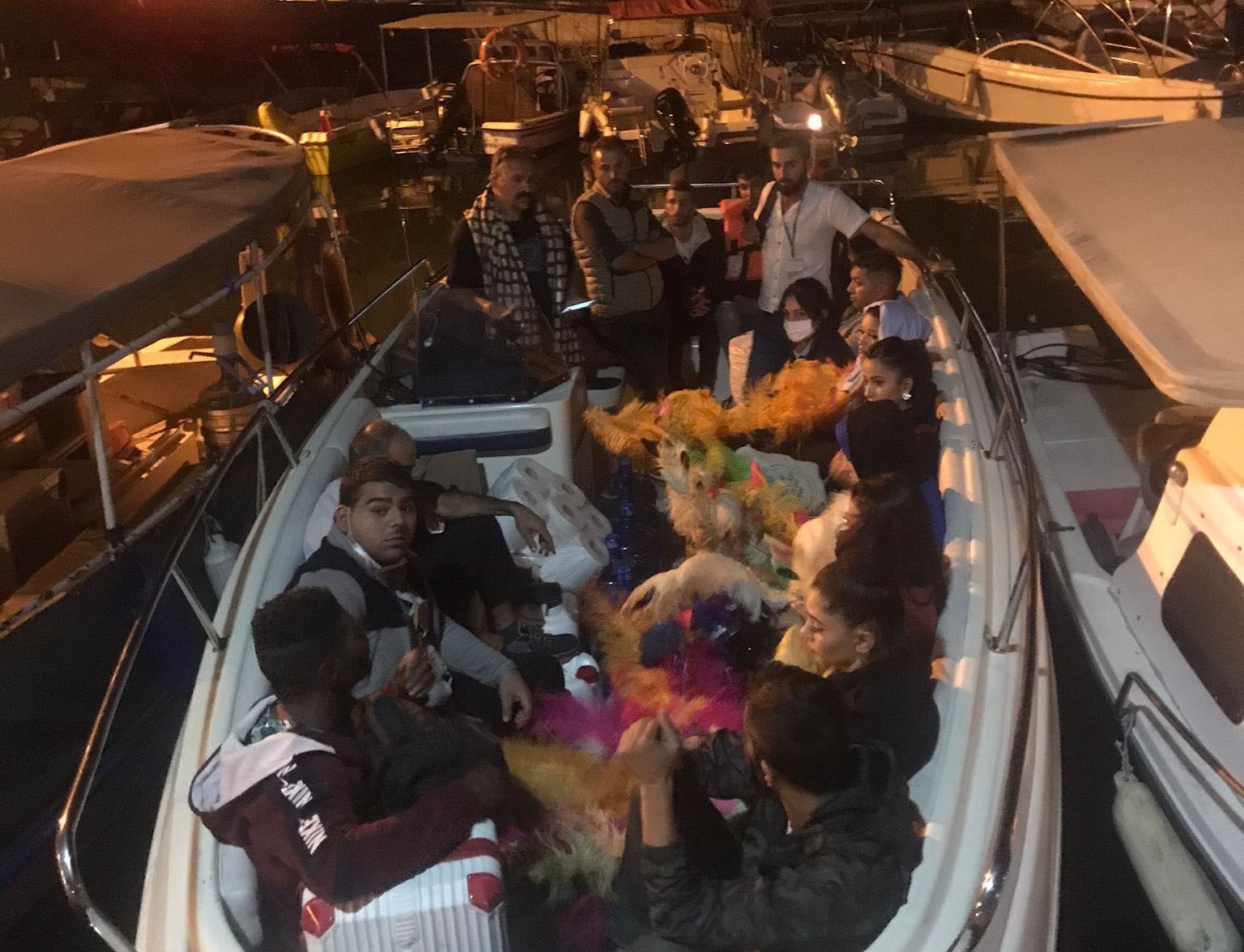 Alevleri görünce diskodaki eğlenceye son verip yangına koştular