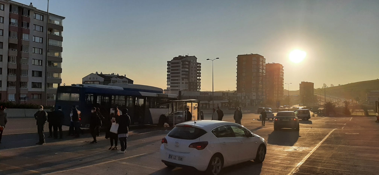 Başkentte Kaza Yapan Araç Otobüs Durağına Daldı: 4 Yaralı