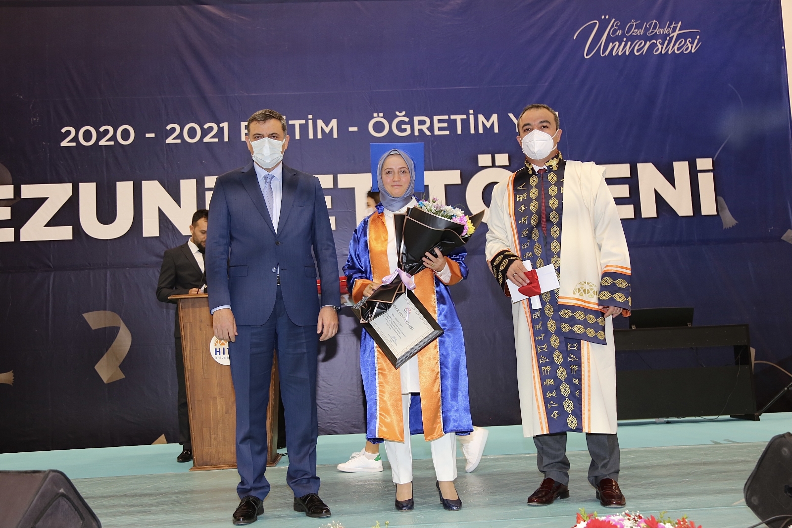 52 Yaşındaki 3 Çocuk Annesi Üniversiteyi Birincilikle Bitirdi