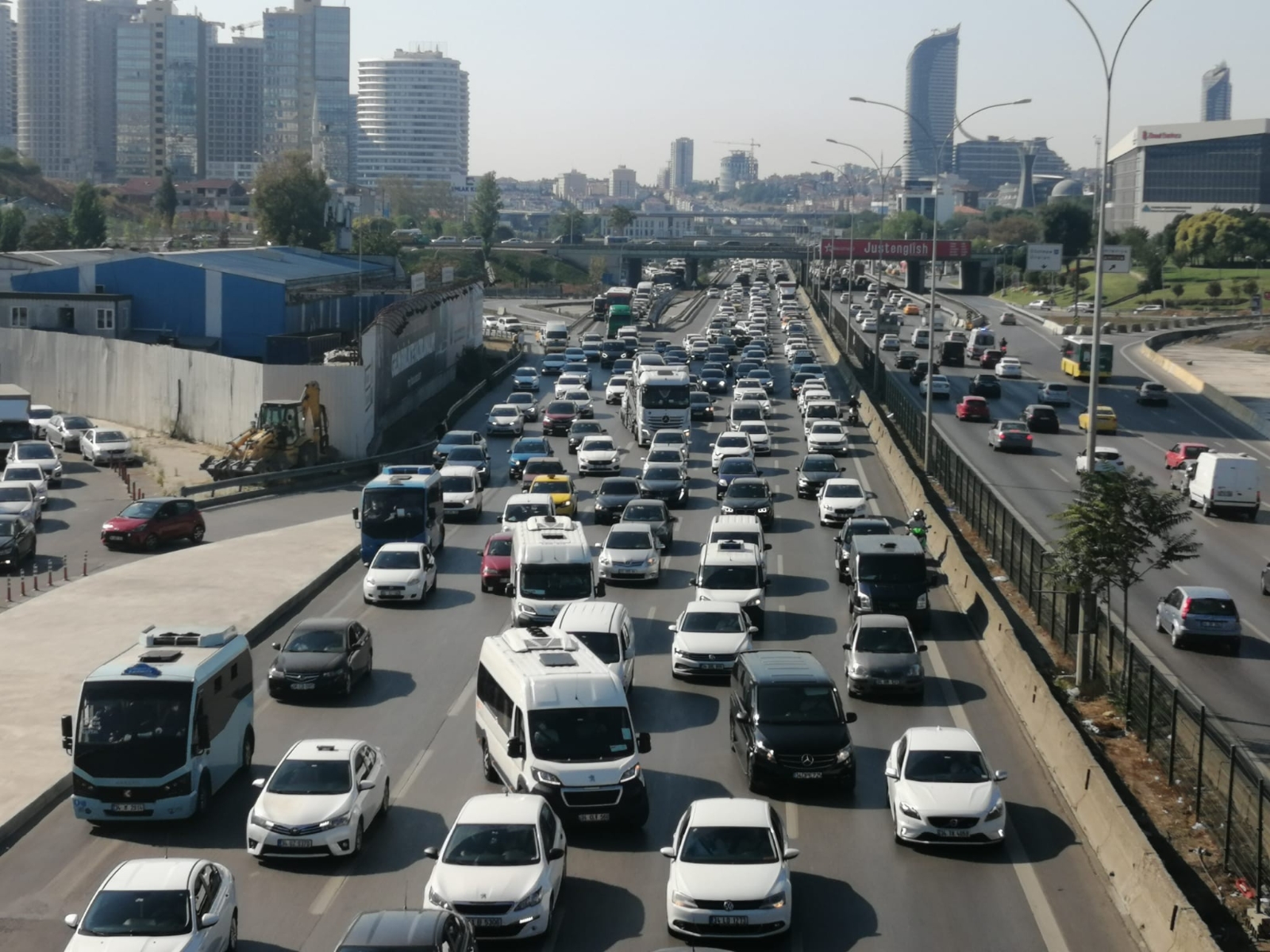 İstanbul’da Hafta Sonu Öncesi Trafik Yoğunluğu Havadan Görüntülendi