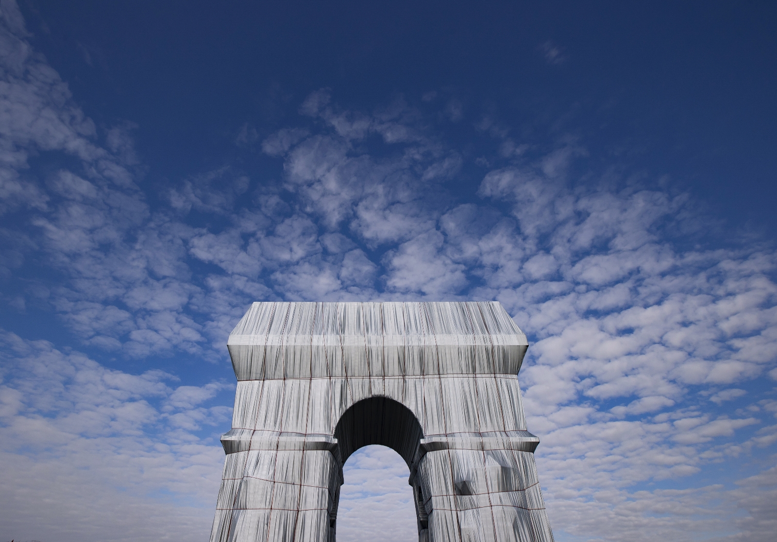 Kumaşla kaplanan Paris’in simgesi Zafer Takı ziyarete açıldı