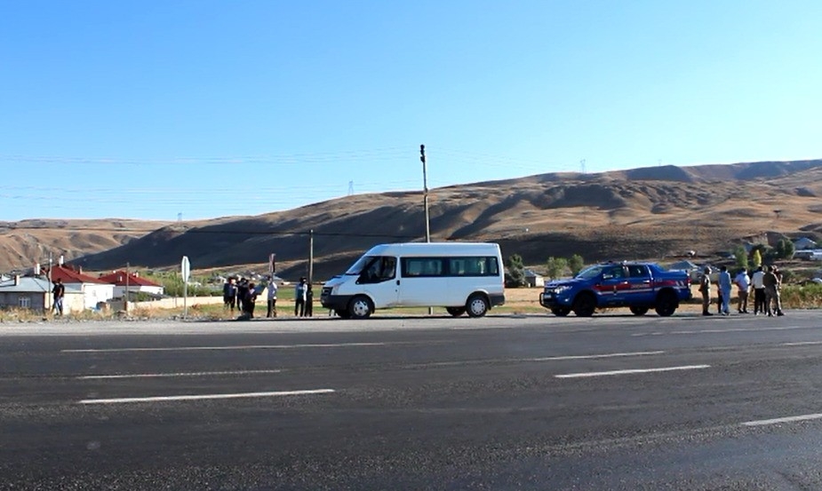 Seyir Halindeki Minibüsten Düşen 2 Kişi Yaralandı