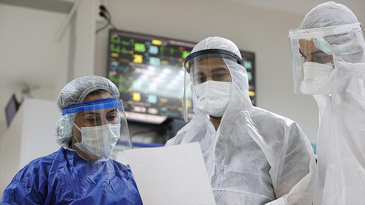 Türkiye'de 26 Bin 161 Kişinin Kovid-19 Testi Pozitif Çıktı, 221 Kişi Hayatını Kaybetti