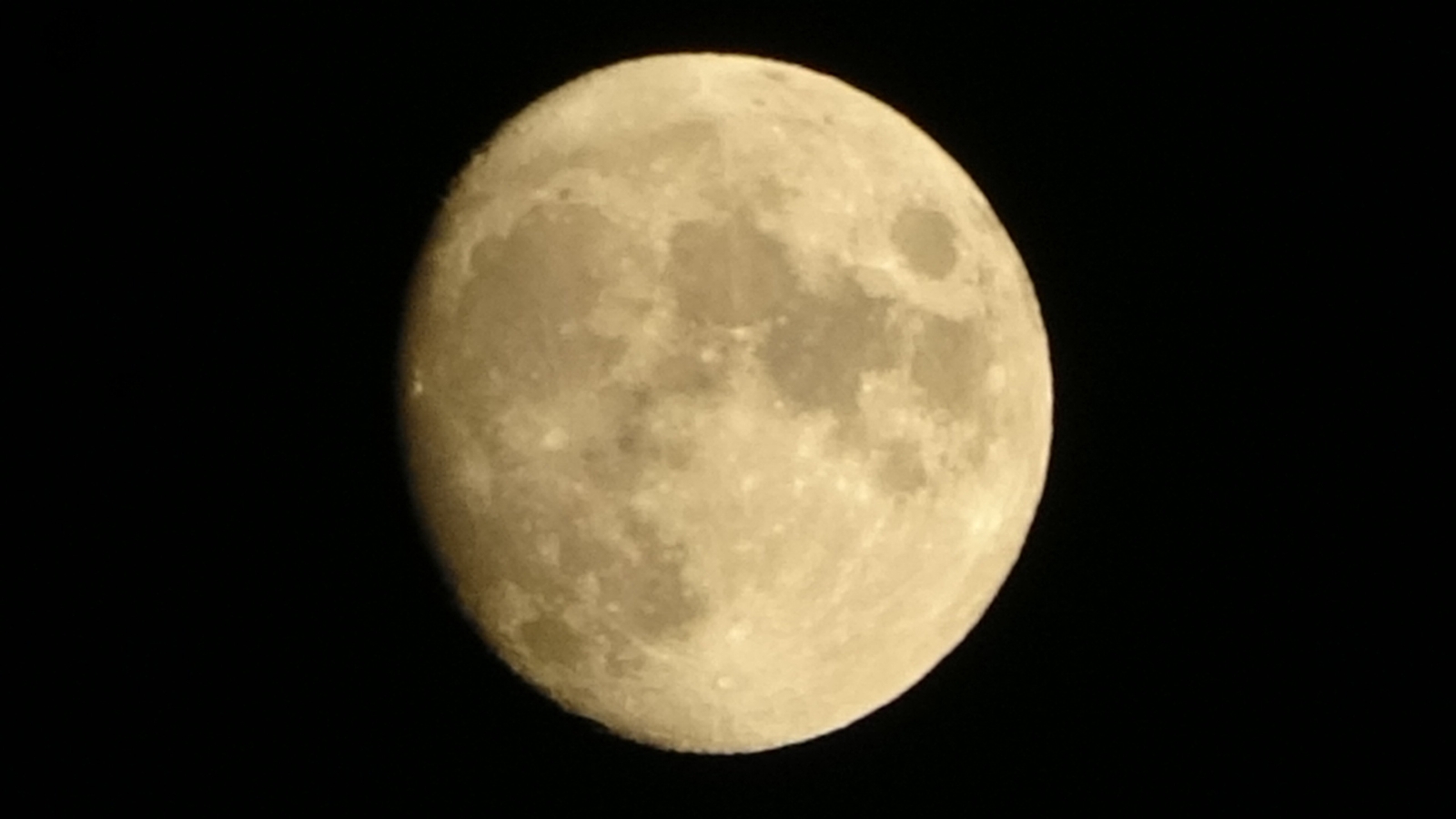 Yüksekova’da Dolunay Kendine Hayran Bıraktı