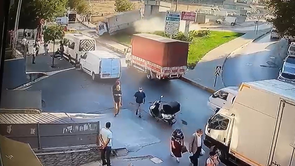 Güngören’de Faciaya Ramak Kaldı, Kontrolden Çıkan Kamyon Metro Duvarına Çarptı: 2 Yaralı