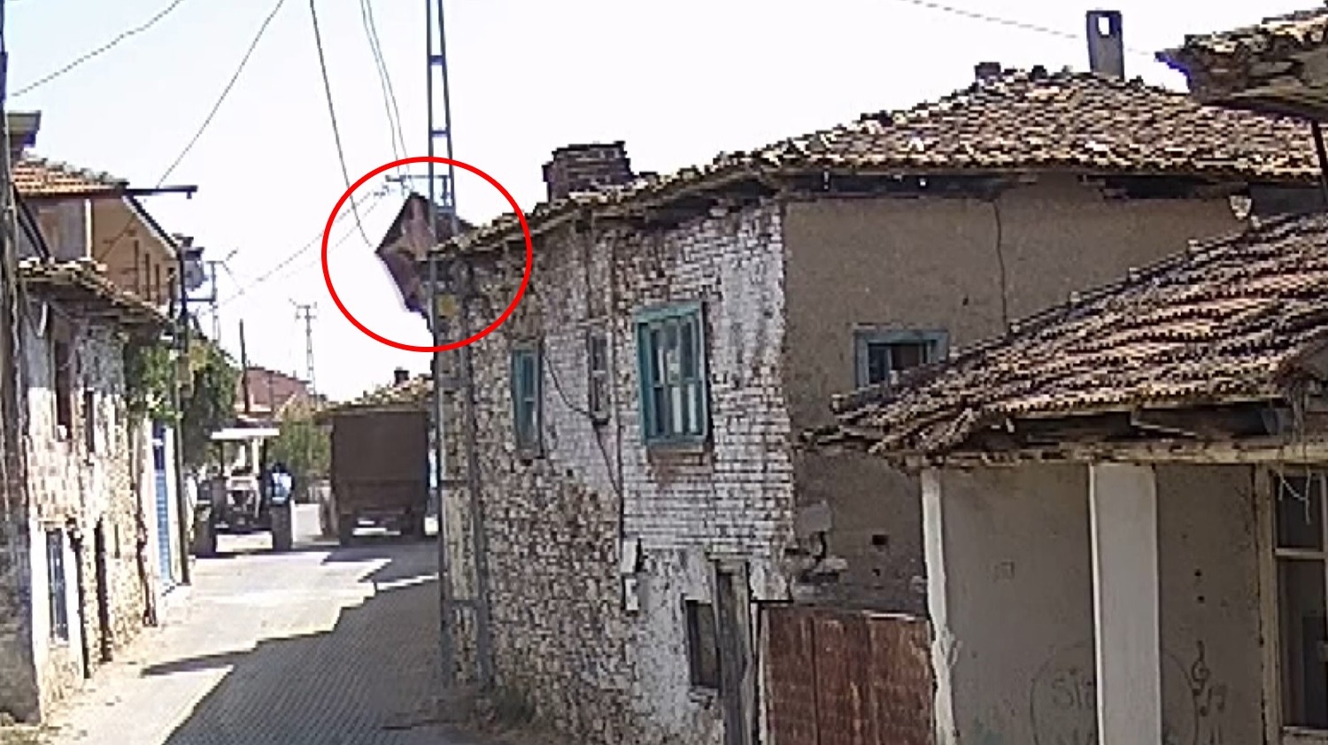 Tarhana Sermek İsterken 4 Metreden Beton Zemine Düşen Yaşlı Kadın Hayatını Kaybetti