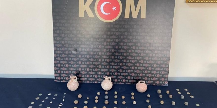 Zeytin Bidonlarıyla Tarihi Eser Kaçakçılığı Polise Takıldı: 86 Eser Ele Geçti