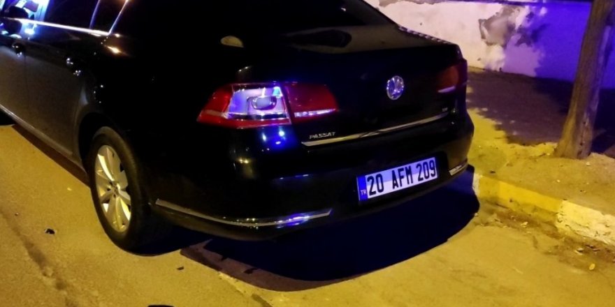 Kaza yapan kadına yardım etmek yerine gasp ettiler