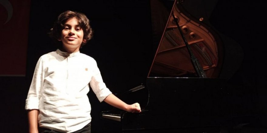 4 yaşında piyano çalmayı öğrenen 8 yaşındaki Ali ödüle doymuyor