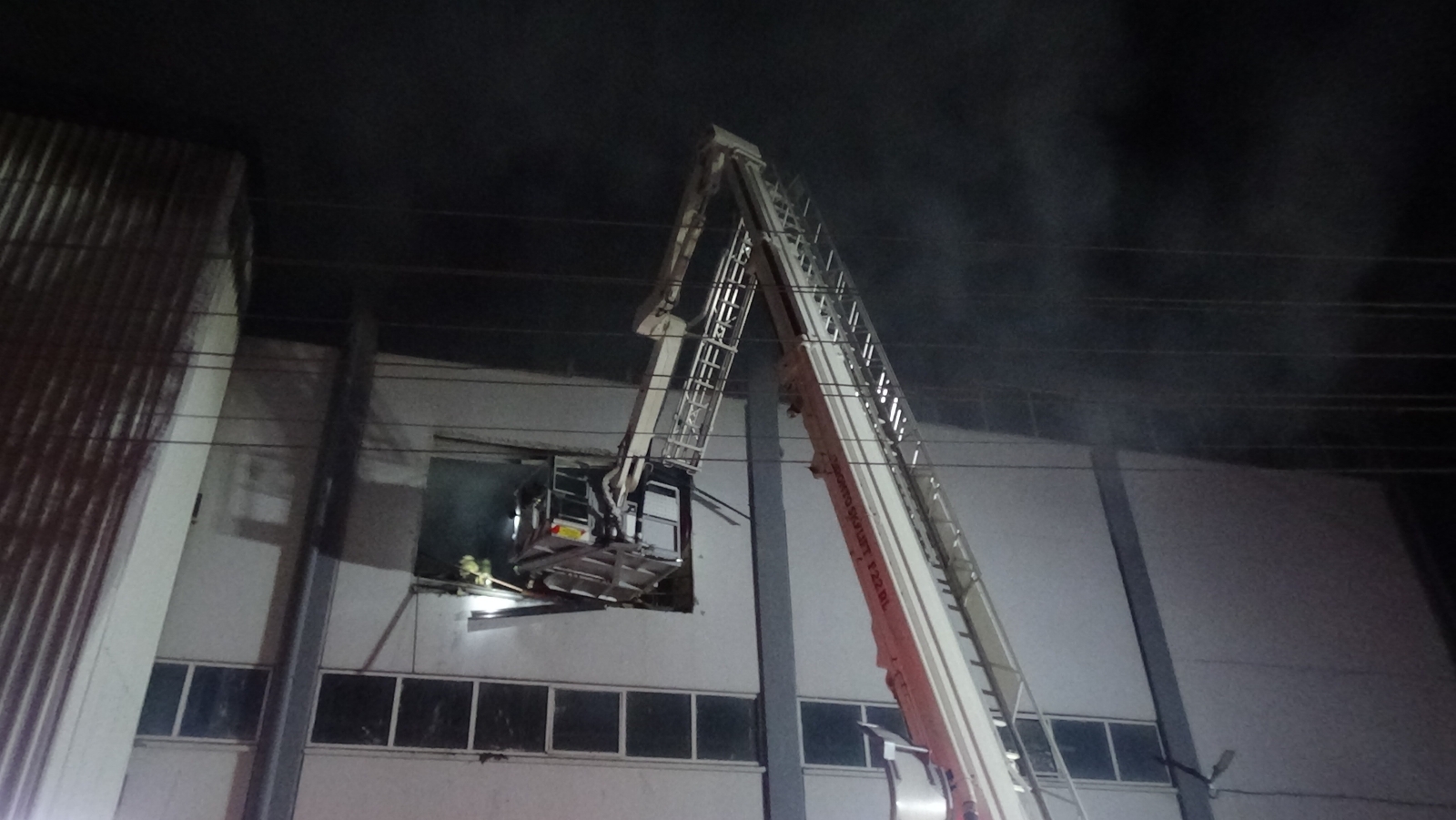 İzmir’de orman ürünleri depo ve atölyesinde çıkan yangın söndürüldü