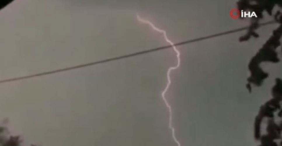 Başakşehir’de çakan şimşekler geceyi aydınlattı