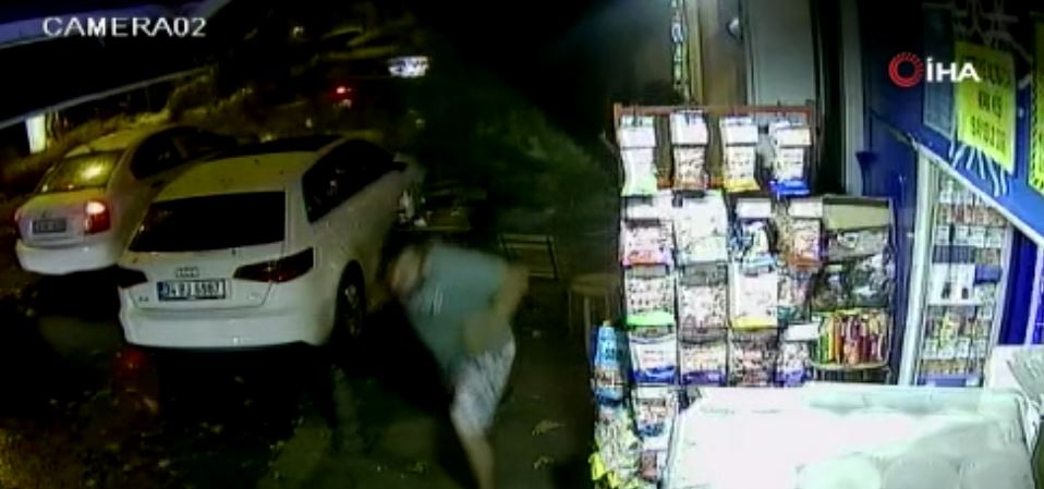 Beykoz’da devrilen ağaçtan kıl payı kurtuldular, o anlar kameraya yansıdı