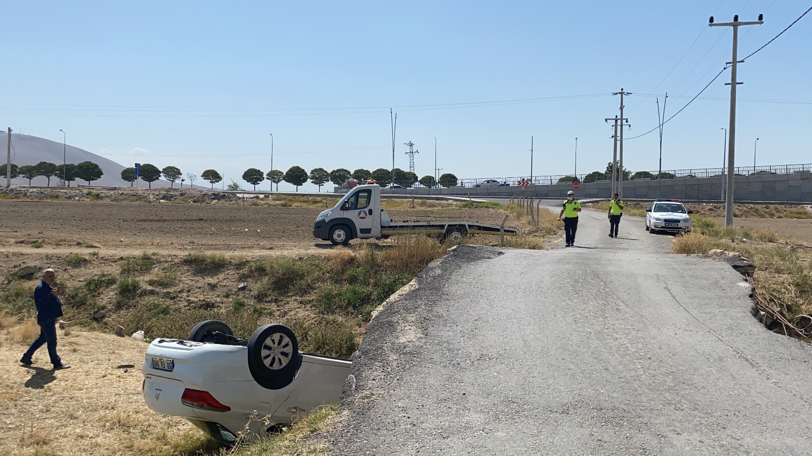 Niğde’de otomobil köprüden düştü: 1 yaralı